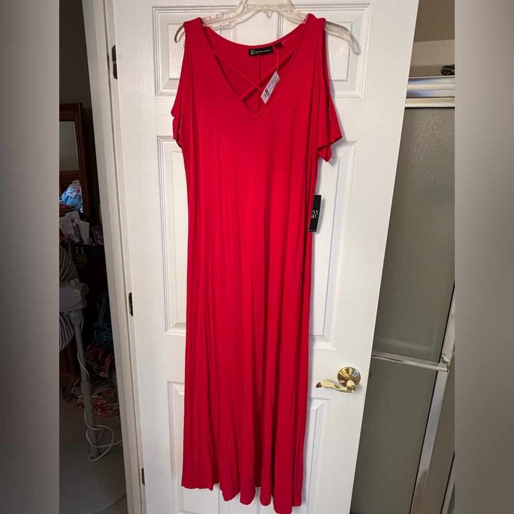 New with tags. Red maxi dress w/cold shoulder. Size M.